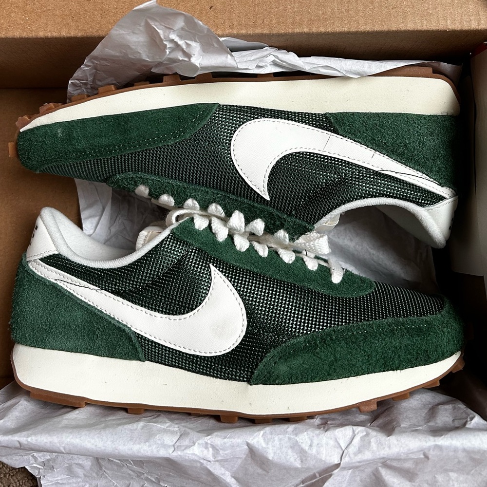 Nike DayBreak sneaker (discontinued!) forest green NEW with box unworn